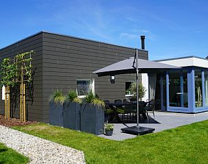 Bungalowpark 't Hoogelandt - Texelboogaloo, modern vakantiehuis met terras in De Koog, Texel, omgeven door groen.
