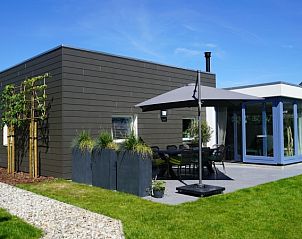 Vakantiehuis met terras en tuin bij Bungalowpark 't Hoogelandt - Texelboogaloo, De Koog, Texel, op de Waddeneilanden.