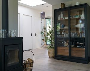 Stijlvolle binnenruimte met haard in Bungalowpark 't Hoogelandt - Texelboogaloo, De Koog, Texel, ideaal voor ontspanning.