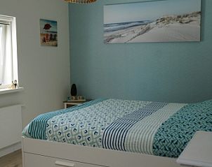 Gezellige slaapkamer met moderne inrichting in Bungalowpark 't Hoogelandt - Texelboogaloo, De Koog, Texel, voor ultiem comfort.