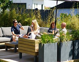 Gezellig terras met zitgelegenheid bij Bungalowpark 't Hoogelandt - Texelboogaloo, De Koog, Texel, perfect voor samenzijn.