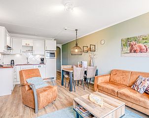 Open keuken en eetruimte in Appartement Juliana 136 Eiland en Zeezicht, De Koog, Texel, perfect voor gezellige maaltijden.