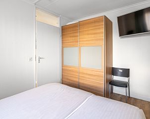 Ruime slaapkamer in Appartement Juliana 136 Eiland en Zeezicht, De Koog, Texel met praktische opbergruimte.