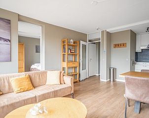 Helles Wohnzimmer mit Zugang zu den Schlafzimmern in Apartment Juliana 178 Eilandzicht, De Koog, Texel. Ferienhaus auf den Watteninseln.
