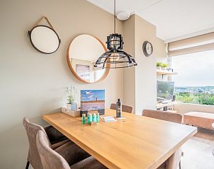 Esstisch mit Dekorationen in Appartement Juliana 178 Eilandzicht, De Koog, Texel. Stilvolles Ferienhaus auf den Watteninseln.