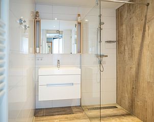 Stilvolles Badezimmer mit begehbarer Dusche in Apartment Juliana 178 Eilandzicht, De Koog, Texel. Luxurises Ferienhaus auf den Watteninseln.