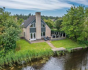 Vakantiehuis Kamperfoelie 69 met sauna, gelegen aan het water in De Koog, Texel. Geniet van de serene natuur van de Waddeneilanden.