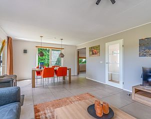 Eetkamer van Vakantiehuis Kamperfoelie 69 in De Koog, Texel. Geniet van maaltijden met uitzicht op de natuur van de Waddeneilanden.