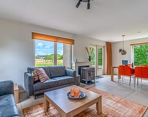 Lichte woonruimte in Vakantiehuis Kamperfoelie 69, De Koog, Texel. Perfect voor een ontspannen verblijf op de Waddeneilanden.