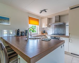 Stijlvolle keuken van Vakantiehuis Kamperfoelie 69 in De Koog, Texel. Voorzien van moderne gemakken op de Waddeneilanden.