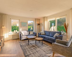 Gezellige woonkamer van Vakantiehuis Kamperfoelie 89 in De Koog Texel met comfortabele zitplaatsen en veel lichtinval.