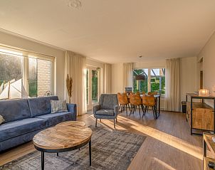 Vakantiehuis Kamperfoelie 89 in De Koog Texel met open woonkamer en eetgedeelte, perfect voor ontspanning en gezelligheid.