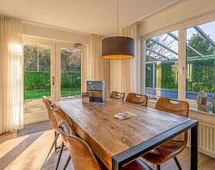 Eethoek in Vakantiehuis Kamperfoelie 89 De Koog Texel met uitzicht op de tuin, ideaal voor maaltijden tijdens je verblijf.