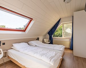 Slaapkamer in Vakantiehuis Kamperfoelie 89 De Koog Texel met twee bedden en veel natuurlijk licht voor een goede nachtrust.