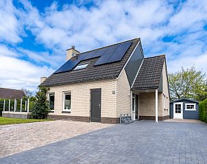 Auenansicht des Ferienhauses Honeysuckle 87 in De Koog, Texel mit modernem Aussehen und sonniger Umgebung.