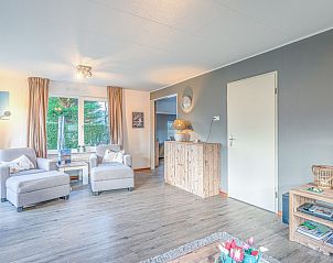 Heller und einladender Wohnraum im Ferienhaus Honeysuckle 87, De Koog, Texel mit modernen Mbeln.