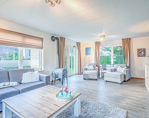 Offener Wohnbereich im Ferienhaus Honeysuckle 87, De Koog, Texel mit Gartenblick und gemtlicher Atmosphre.