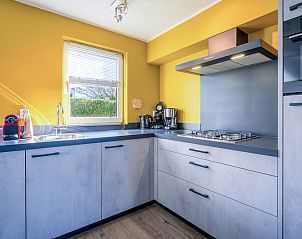 Moderne Kche im Ferienhaus Honeysuckle 87, De Koog, Texel mit sauberer Verarbeitung und hellen Farben.