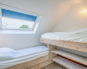 Gemtliches Kinderzimmer im Ferienhaus Kamperfoelie 87, De Koog, Texel mit Etagenbett und Dachfenster.