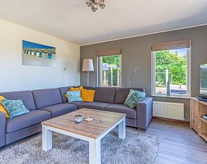 Gezellige woonkamer in Vakantiehuis Kamperfoelie 71, De Koog, Texel, met comfortabele zithoek.