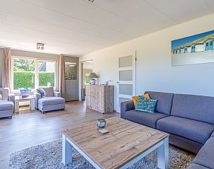 Lichte woonkamer in Vakantiehuis Kamperfoelie 71, Texel, met moderne inrichting.