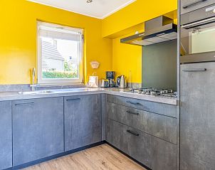 Moderne keuken in Vakantiehuis Kamperfoelie 71, Texel, met felgele accenten en alle voorzieningen.