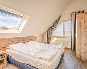 Ruime slaapkamer met dakraam in Vakantiehuis Kamperfoelie 71, De Koog, Texel.