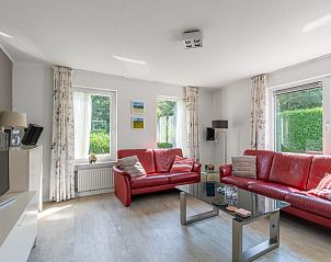 Helles Wohnzimmer des Ferienhauses Honeysuckle 77 in De Koog, Texel