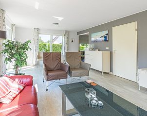 Modernes Wohnzimmer im Ferienhaus Honeysuckle 77 auf Texel, De Koog