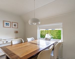 Esszimmer mit Holztisch im Ferienhaus Kamperfoelie 77, De Koog, Texel