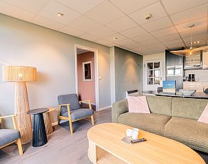 Offenes Wohnzimmer und Kche im Appartement Juliana 028 Zeezicht, De Koog, Texel mit stilvoller Einrichtung.