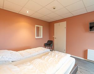 Schlafzimmer mit zwei Betten in Appartement Juliana 028 Zeezicht, De Koog, Texel mit Meerblick.