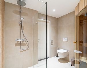 Luxurises Badezimmer mit Sauna im Appartement Juliana 028 Zeezicht, De Koog, Texel fr ultimative Entspannung.
