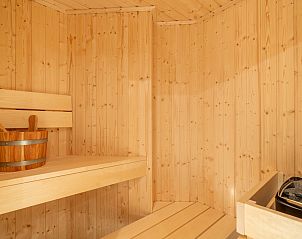 Modernes Badezimmer mit begehbarer Dusche im Apartment Juliana 028 Zeezicht, De Koog, Texel.