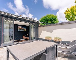 Geniet van de zon op het terras van Het Bospad - Brink 15, een vakantiehuis in De Koog, Texel.