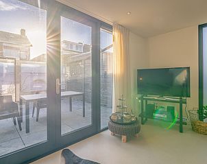 Zonnige woonkamer met tv in Het Bospad - Brink 15, vakantiehuis in De Koog, Texel.