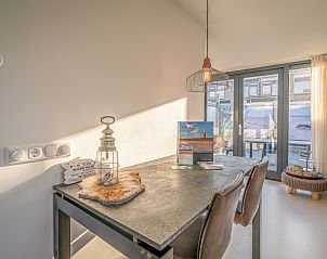 Eettafel met decoratie in Het Bospad - Brink 15, vakantiehuis in De Koog, Texel.