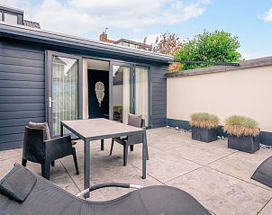 Ruim terras met zitgelegenheid bij Het Bospad - Brink 15, vakantiehuis in De Koog, Texel.