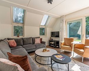 Zonnige zithoek in Landhuis Het Oude Dijkje, vakantiehuis in De Koog, Texel, met uitzicht op de tuin.