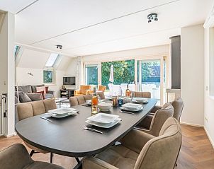 Eetgedeelte in Landhuis Het Oude Dijkje, vakantiehuis in De Koog, Texel, met uitzicht op de groene omgeving.