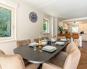 Moderne keuken in Landhuis Het Oude Dijkje, vakantiehuis in De Koog, Texel, met stijlvolle barstoelen.
