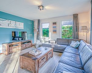 Gezellige woonkamer van Vakantiehuis Kamperfoelie 31 in De Koog, Texel met comfortabele zithoek en moderne inrichting.