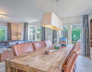 Ruime keuken van Vakantiehuis Kamperfoelie 31 in De Koog, Texel met moderne apparatuur en veel licht.