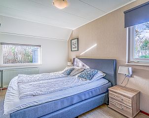 Gezellige slaapkamer met dakraam in Vakantiehuis Kamperfoelie 31 in De Koog, Texel voor een ontspannen verblijf.