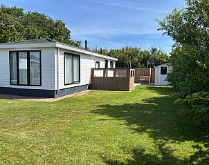 Chalet Bregkoog 213 in De Koog, Texel met groene tuin en zonnige veranda.