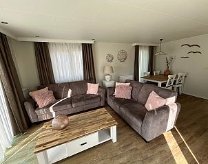 Gezellige woonkamer in Chalet Bregkoog 213, De Koog, Texel met comfortabele banken.