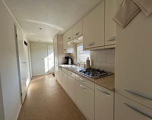 Moderne keuken in Chalet Bregkoog 213, De Koog, Texel met ruime opbergkasten.