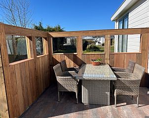 Gezellig terras bij Chalet Bregkoog 213, De Koog, Texel met houten omheining en zitgelegenheid.