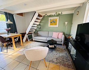 Gezellige woonkamer van Texel C vakantiehuis in De Koog, Texel, perfect voor ontspanning.