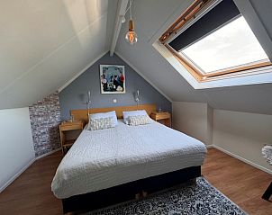 Lichte slaapkamer in Texel C vakantiehuis, De Koog, Texel, met comfortabel tweepersoonsbed.
